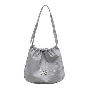 Borsa tote argento metallizzato a pieghe con coulisse e dettaglio a fiocco