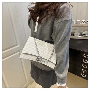 Détail du sac sablier blanc en cuir texturé avec logo B en métal argenté brillant