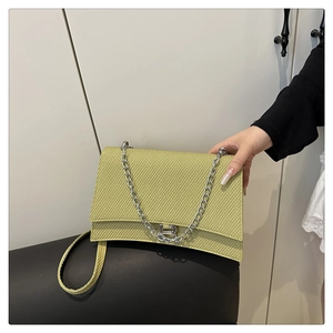 Vue détaillée du sac bandoulière jaune citron tissé avec logo B en métal argenté