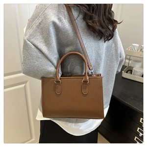 Borsa marrone a righe verticali con manico superiore e tracolla in pelle rimovibile