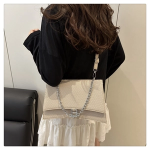 Détail du sac à bandoulière pied-de-poule beige avec boucle logo B et chaîne argent