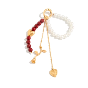 Portachiavi alla moda con fiore di rosa, nappa a cuore ed eleganti perle bianche
