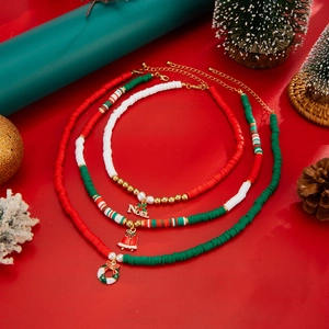 Juego de tres collares navideños con cuentas de arcilla de colores y dijes festivos