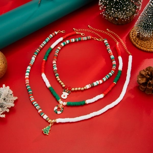 Detalle de collares de cuentas navideñas de tres piezas con dijes de reno y árbol