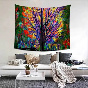 Arazzo decorativo con albero astratto colorato appeso sopra un divano in salotto