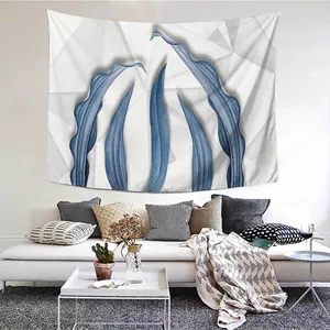Dettaglio dell'arazzo botanico astratto blu e bianco sopra un moderno divano bianco