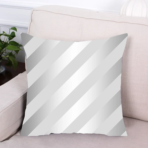 Primer plano de funda de cojín con rayas diagonales grises y blancas en sofá de tela