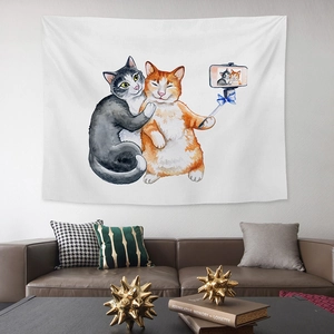 Dettaglio dell'arazzo artistico con gatti selfie sopra un divano in pelle marrone in salotto