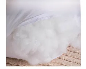 Dettaglio macro dell'imbottitura in seta piuma che mostra la trama morbida delle fibre