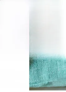 Macro della federa in lino verde menta che mostra la trama resistente e la cucitura