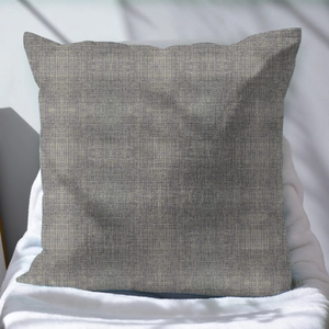 Dettaglio del cuscino quadrato in lino con motivo geometrico intrecciato grigio e beige