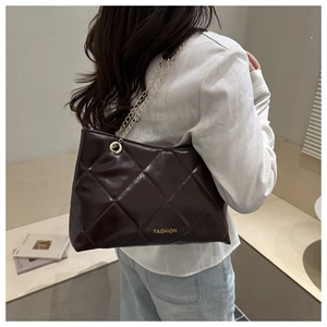 Dettaglio borsa a tracolla marrone scuro trapuntata con catena oro e scritta FASHION