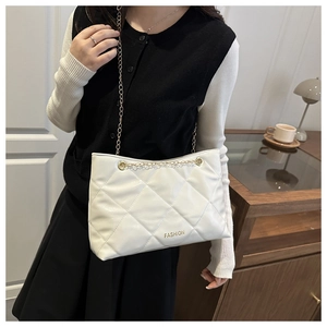 Dettaglio borsa shopper trapuntata bianca con catena dorata e stampa logo moda