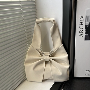 Sac fourre-tout beige en forme de nœud au design minimaliste en cuir élégant