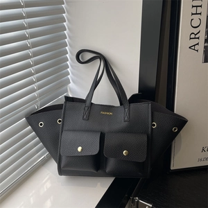 Borsa tote vintage in pelle nera con tasche funzionali e scritte dorate alla moda
