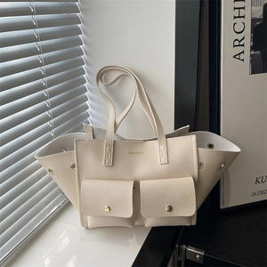 Borsa tote retrò crema in pelle martellata con tasche anteriori e logo moda