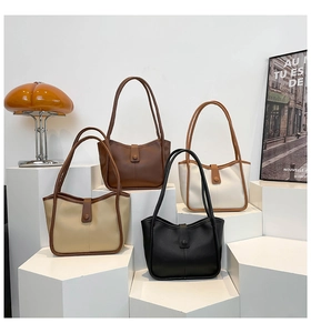 Borse tote minimaliste in pelle in quattro colori su supporti geometrici eleganti