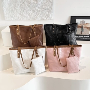 Quattro set di borse tote in ecopelle intrecciata marrone, nero, bianco e rosa con pochette