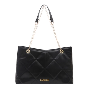 Elegante borsa tote trapuntata nera con catene dorate e stampa a caratteri fashion