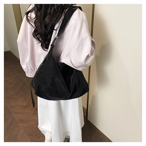 Borsa tote in morbida pelle nera su modella che mostra la grande capacità e lo stile casual