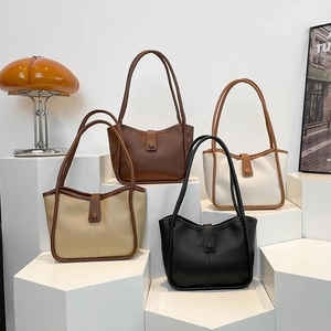 Borse tote minimaliste in morbida pelle in quattro colori su supporti geometrici