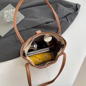 Borsa tote minimalista crema e marrone con ampio interno per uso quotidiano