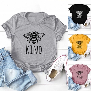Dettaglio della stampa KIND con ape su t-shirt in cotone a maniche corte in vari colori
