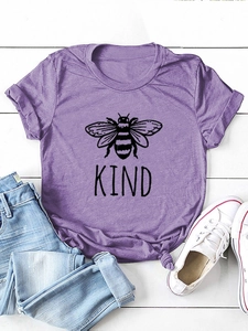 T-shirt viola in cotone con grafica ad ape e scritta Kind su sfondo di legno rustico