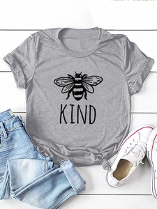 Dettaglio flat lay di una maglietta grigia in cotone con scritta KIND e ape grafica
