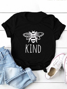 T-shirt nera in cotone con stampa a forma di ape bianca e scritta KIND su fondo