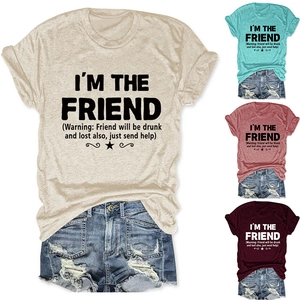 T-shirt a maniche corte da donna e pantaloncini di jeans strappati in quattro diversi colori