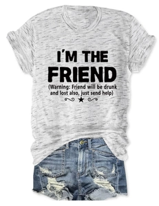 Dettaglio della t-shirt grigia con testo e shorts in denim blu con effetto usurato