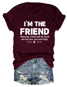 Dettaglio della t-shirt bordeaux con stampa grafica e pantaloncini in denim sfrangiati