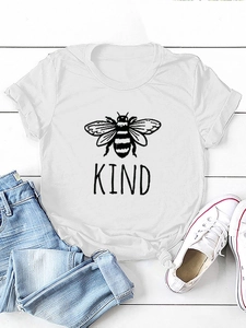 T-shirt in cotone bianco con stampa ape e scritta KIND, abbinata a jeans in denim