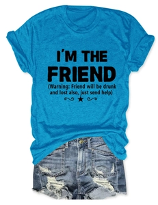T-shirt celeste con stampa 'I'M THE FRIEND' e pantaloncini di jeans strappati in piano