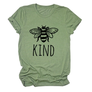 Dettaglio flat lay della t-shirt in cotone verde salvia con ape e scritta Kind