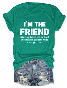 Dettaglio maglietta verde con scritta I'M THE FRIEND e pantaloncini in jeans