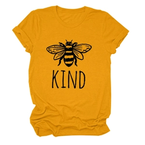 Dettaglio della t-shirt gialla in cotone con stampa di ape e scritta KIND ricamata