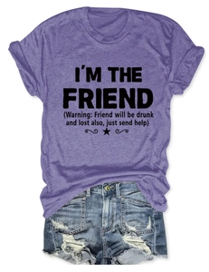 Dettaglio di t-shirt viola con stampa testuale e pantaloncini di jeans strappati