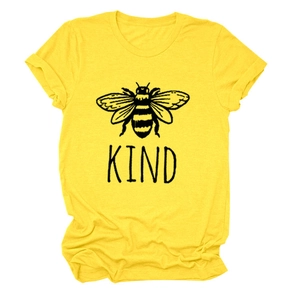 Dettaglio della t-shirt gialla in cotone con grafica ape nera e scritta Kind ricamata