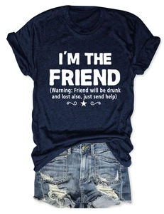 Dettaglio della t-shirt blu navy con scritta infilata in pantaloncini di jeans strappati