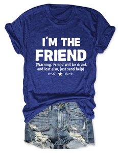 Dettaglio della grafica I'm the friend su t-shirt blu scuro e shorts in denim usurati