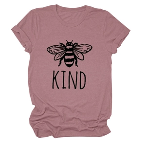 Dettaglio maglietta rosa antico con ape disegnata a mano e stampa della scritta KIND