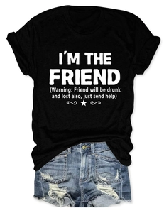 Dettaglio della stampa I'M THE FRIEND su t-shirt nera con pantaloncini di jeans strappati