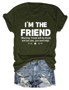 Dettaglio ravvicinato della T-shirt in cotone verde oliva con stampa bianca I'm the friend