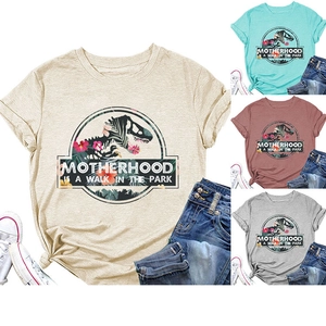 Dettaglio della stampa grafica su t-shirt da donna in cotone con maniche con risvolto e girocollo