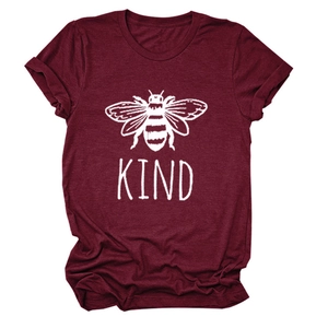 Dettaglio della stampa KIND e del motivo ape sulla t-shirt casual bordeaux da donna