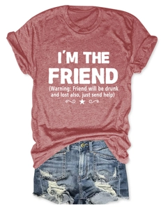 T-shirt rossa vintage con scritte bianche e pantaloncini in denim blu consumati