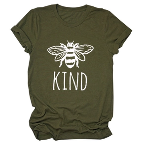 Dettaglio delle maniche risvoltate e grafica Bee Kind su t-shirt casual verde oliva