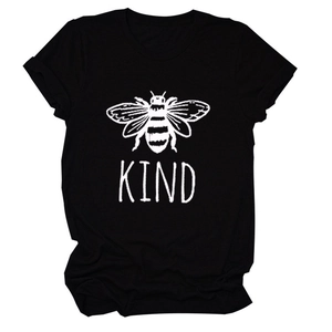 Dettaglio della stampa Bee Kind su maglietta nera a maniche corte in morbido cotone